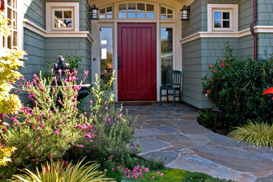 Imagen de puerta principal de estilo americano grande con paredes azules, suelo de pizarra, puerta simple y puerta roja