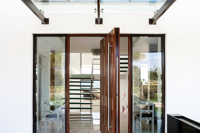 Foto de puerta principal contemporánea con puerta pivotante y puerta marrón