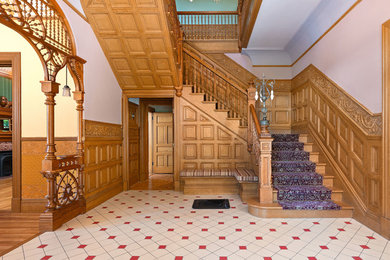 Exempel på en klassisk entré, med flerfärgade väggar, klinkergolv i keramik och gult golv
