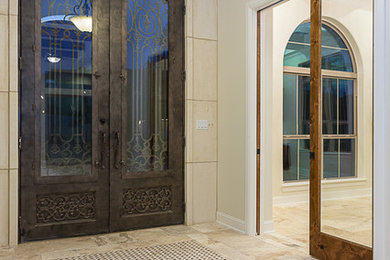 オースティンにある地中海スタイルのおしゃれな玄関の写真