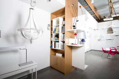 Источник вдохновения для домашнего уюта: большое фойе в стиле модернизм с белыми стенами, полом из керамической плитки и серым полом