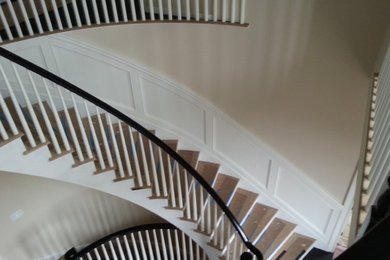 Example of a mid-sized classic staircase design in New York