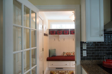 Imagen de vestíbulo posterior tradicional renovado de tamaño medio con paredes amarillas, suelo de baldosas de porcelana, puerta simple, puerta blanca y suelo marrón