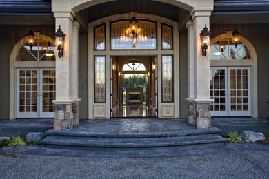 Example of a classic entryway design in Seattle
