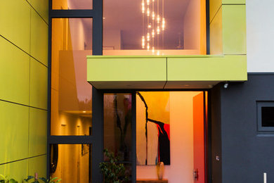 Mittelgroße Moderne Haustür mit grüner Wandfarbe und Einzeltür in Geelong
