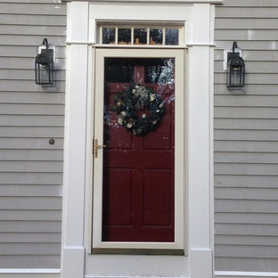 Ejemplo de puerta principal tradicional renovada, de tamaño medio, con puerta simple y puerta roja