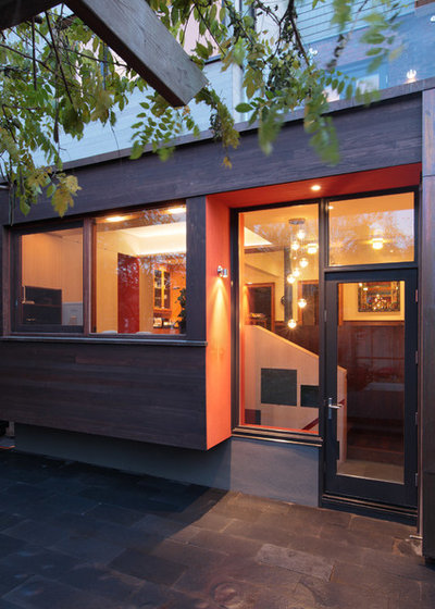 Contemporary Entry by PLANT Architect Inc.