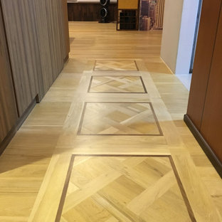 Diseño de entrada madera, rural, con suelo de madera clara, puerta marrón, suelo beige y madera