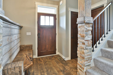 Diseño de puerta principal moderna grande con suelo de madera en tonos medios y suelo marrón