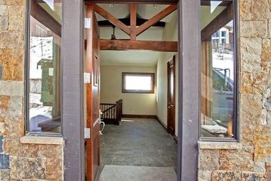 デンバーにあるラグジュアリーな巨大なトラディショナルスタイルのおしゃれな玄関ドア (スレートの床、濃色木目調のドア) の写真