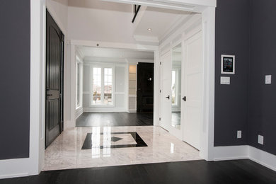 Diseño de distribuidor minimalista de tamaño medio con paredes blancas, suelo de mármol, puerta simple, puerta negra y suelo multicolor