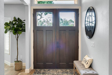 Идея дизайна: фойе среднего размера в стиле неоклассика (современная классика) с серыми стенами, паркетным полом среднего тона, двустворчатой входной дверью, входной дверью из темного дерева и коричневым полом