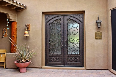 Imagen de puerta principal clásica renovada de tamaño medio con paredes beige, puerta doble y puerta marrón