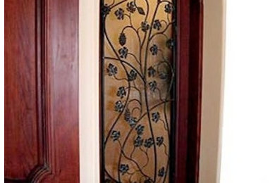 ロサンゼルスにある高級な中くらいな地中海スタイルのおしゃれな玄関ホール (木目調のドア、ベージュの壁) の写真