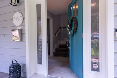 Ejemplo de puerta principal clásica renovada grande con puerta simple y puerta azul