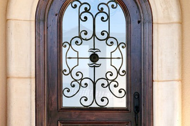 Diseño de puerta principal rural con puerta simple, puerta de madera oscura y paredes beige