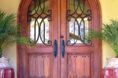 Idee per una porta d'ingresso rustica di medie dimensioni con pareti gialle, pavimento in terracotta, una porta a due ante e una porta in legno bruno