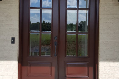 ローリーにあるお手頃価格の中くらいなおしゃれな玄関ドア (濃色木目調のドア) の写真