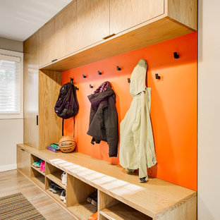Inspiration för stora moderna kapprum, med beige väggar, ljust trägolv och beiget golv