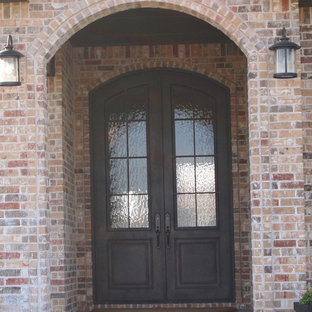 Diseño de puerta principal clásica, pequeña, con paredes marrones, suelo de cemento, puerta doble y puerta metalizada