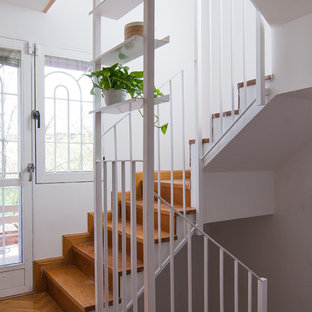 Modelo de escalera en U, nórdica, con escalones de madera, contrahuellas de madera y barandilla de metal