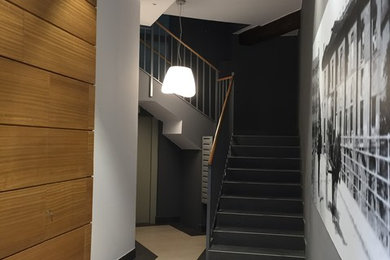 Diseño de escalera en U clásica renovada de tamaño medio