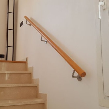 Barandilla en escalera interior con pasamanos de madera