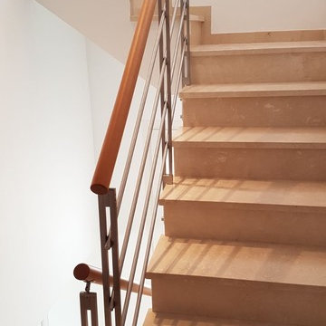 Barandilla en escalera interior con pasamanos de madera