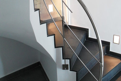 Diseño de escalera tradicional renovada de tamaño medio