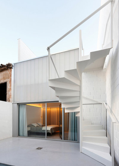 Contemporary Staircase by RUE space