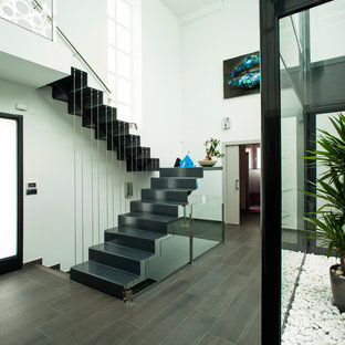 Foto de escalera en U, contemporánea, de tamaño medio, con barandilla de metal