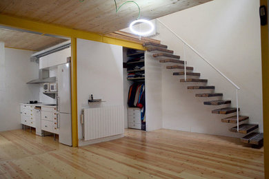 Imagen de escalera suspendida escandinava grande sin contrahuella con escalones de madera