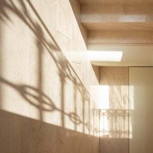 Foto di una scala a "U" contemporanea di medie dimensioni con pedata in pietra calcarea e alzata in pietra calcarea