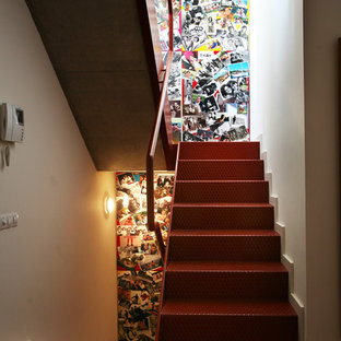 Diseño de escalera en U, urbana, de tamaño medio, con escalones de metal, contrahuellas de metal y barandilla de metal