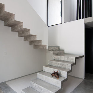 Moderne Betontreppe in L-Form mit Beton-Setzstufen in Mexiko Stadt