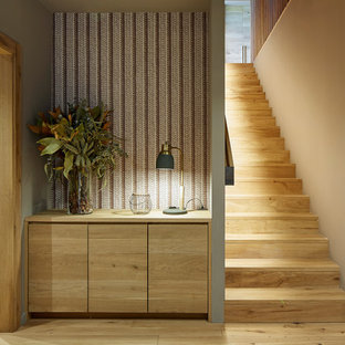 Foto de escalera recta, de estilo de casa de campo, de tamaño medio, con escalones de madera, contrahuellas de madera y barandilla de madera