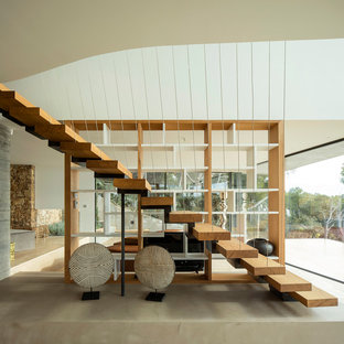 Diseño de escalera recta, moderna, sin contrahuella, con escalones de madera y barandilla de cable