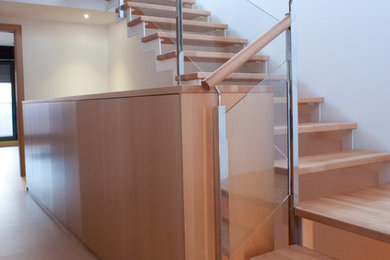Diseño de escalera en L clásica renovada de tamaño medio sin contrahuella con escalones de madera