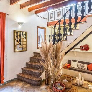 Foto de escalera en L, mediterránea, con barandilla de metal