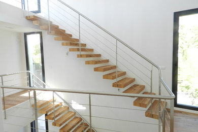 Modelo de escalera recta contemporánea grande sin contrahuella con escalones de madera