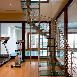 Mediterrane Treppe in U-Form mit Acrylglas-Treppenstufen, offenen Setzstufen und Stahlgeländer in Sevilla