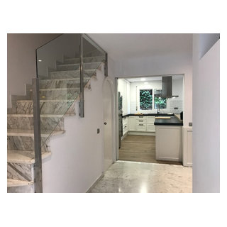 Cocina en el salón de una vivienda unifamiliar - Ecléctico - Escalera -  Barcelona - de Punt de Vista