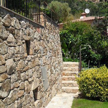 construcción de muro de piedra inclinado para la contención de tierras