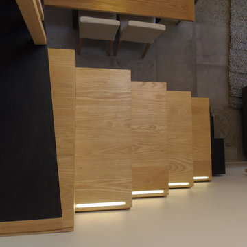 Detalle escalera en ático de madera