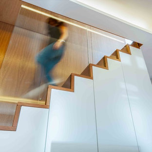 Exemple d'un escalier scandinave en L de taille moyenne avec des marches en bois, des contremarches en bois et un garde-corps en verre.