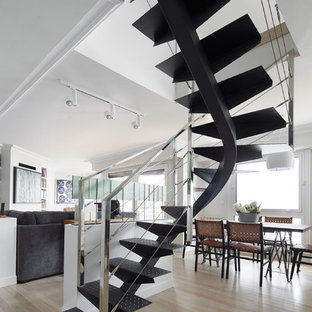 Modelo de escalera curva, clásica renovada, sin contrahuella, con escalones de metal y barandilla de metal