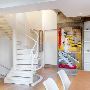 Imagen de escalera curva, contemporánea, con barandilla de metal