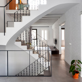 Foto de escalera en U, mediterránea, grande, con barandilla de metal