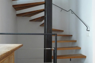 Imagen de escalera de caracol contemporánea grande sin contrahuella con escalones de madera