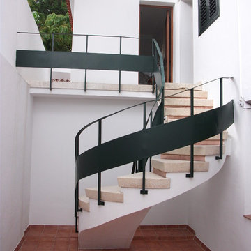 Escalera curva, en patio de fachada posterior, renovada